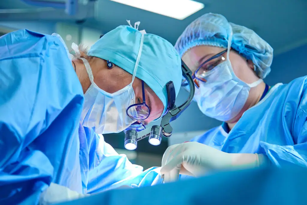 A surgeon's team in uniform performs an operation on a patient at a cardiac surgery clinic, one of MediTour's partners Specialties. Modern medicine, a professional team of surgeons, health